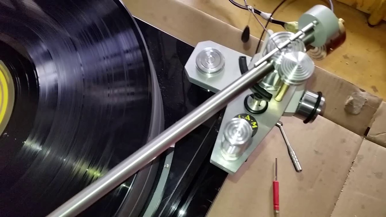 Small Audio Manufacture Aldebaran Turntable playing Grace Jones