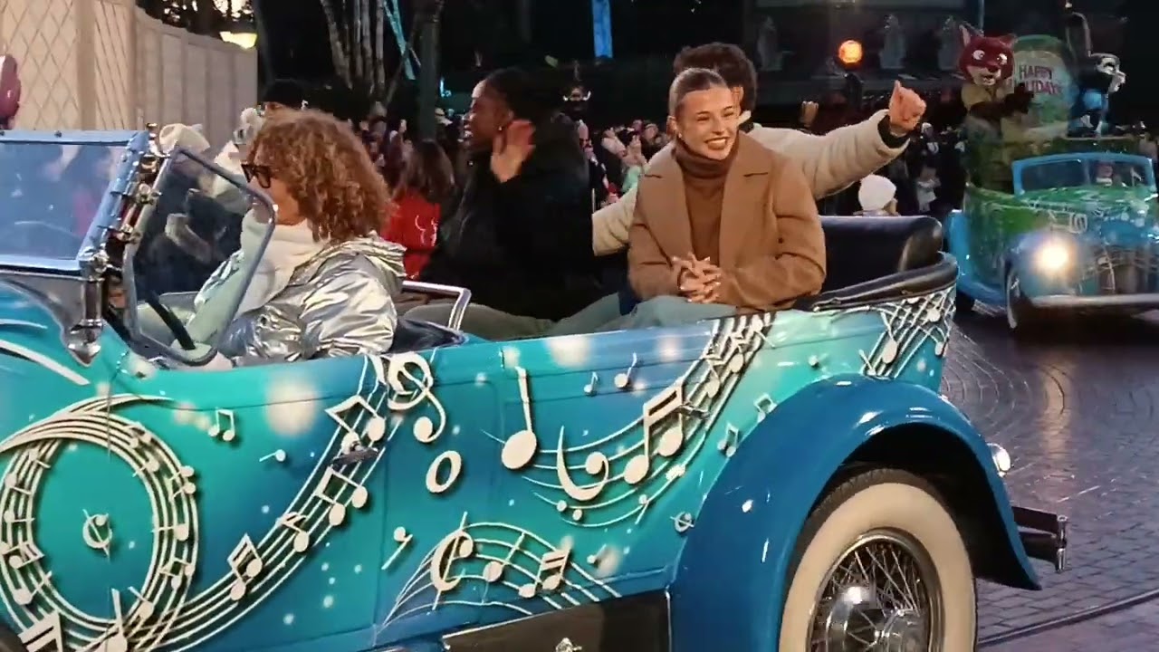Disneyland Paris : les &eacute;l&egrave;ves de la Star Academy d&eacute;filent au parc. 