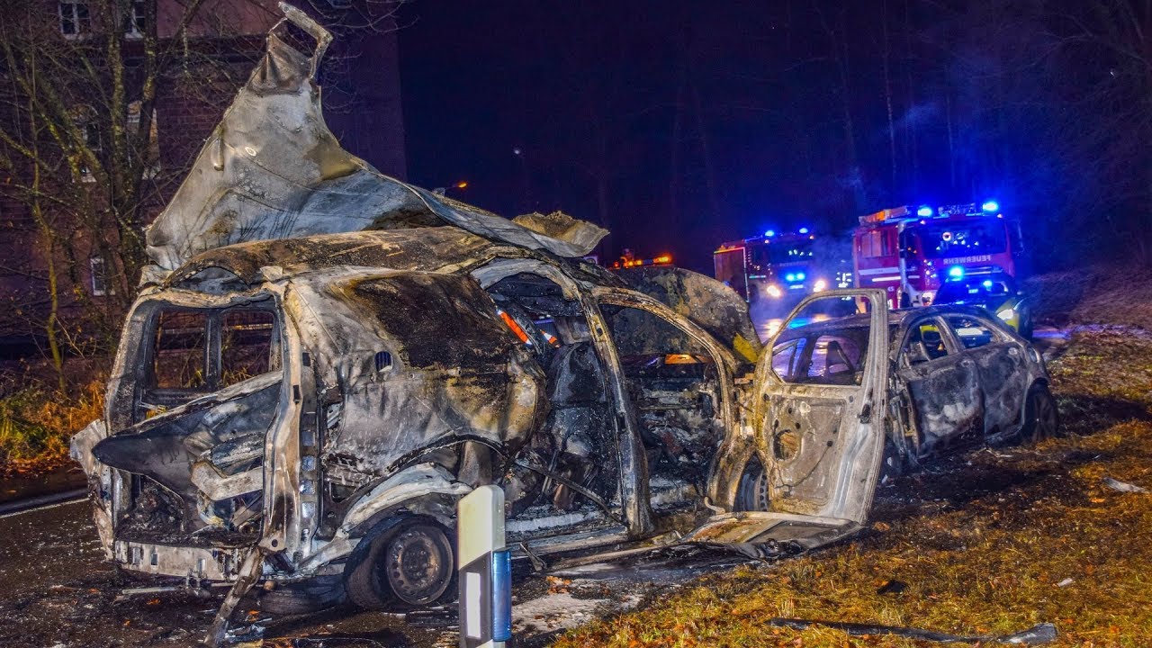 ++ DRK-AUTO EXPLODIERT nach FRONTALCRASH | GLATTEIS-DRAMA ++ 6 VERLETZTE & GROSSEINSATZ