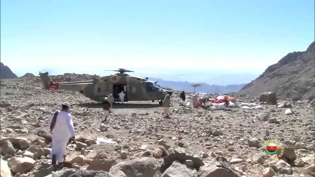 سلاح الجو السلطاني العماني يقدم خدماته لأهالي جبل الكور بولاية بهلا