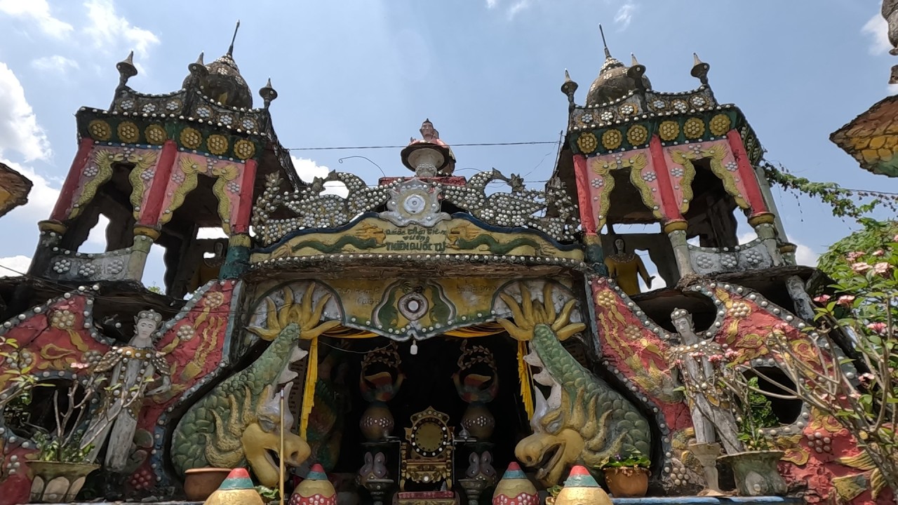 Nơi Ở Bí Ẩn Của Người Đàn Ông Hơn 30 Năm Tự Tay Xây Dựng Không Giống Ai