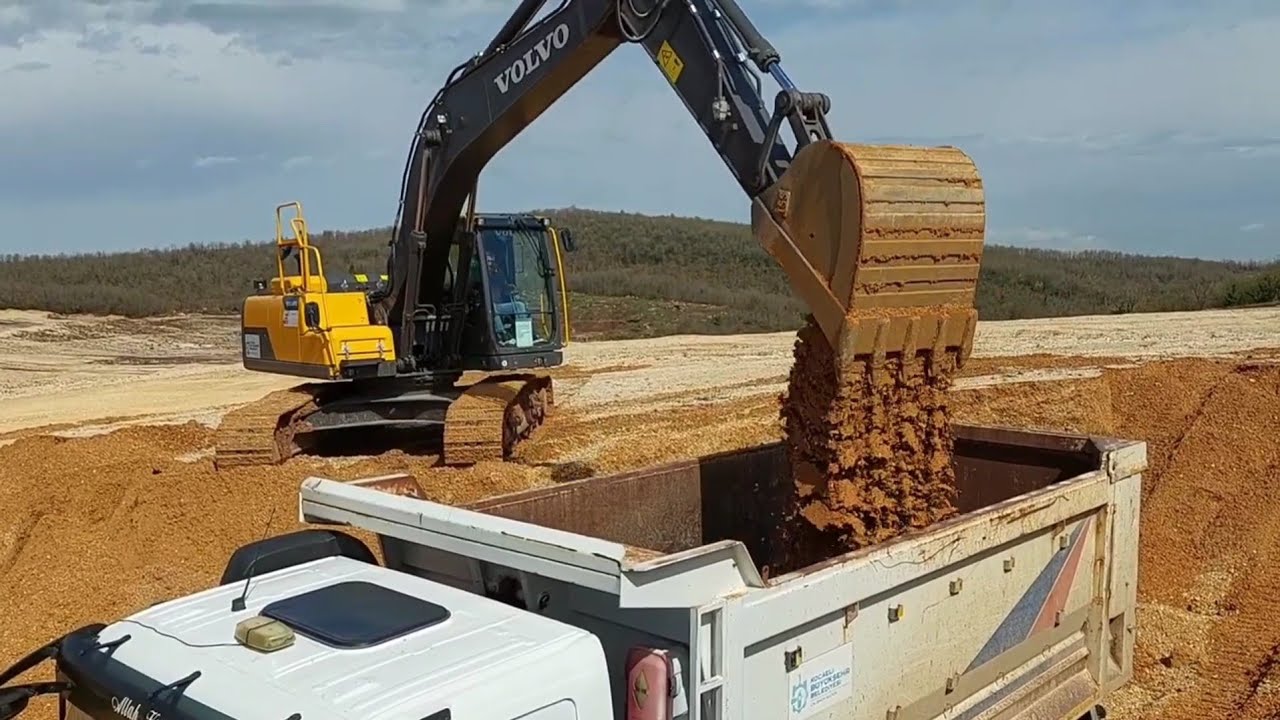 VOLVO EC220 Ekskavatör Kamyon ve Tırlara Yükleme Yapıyor