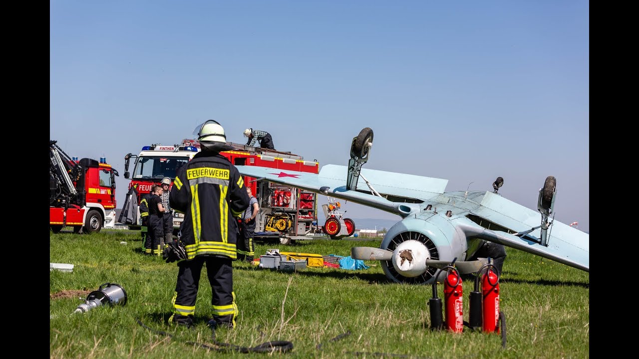 Propellermaschine überschlägt sich bei Landung auf dem Flugplatz Finthen