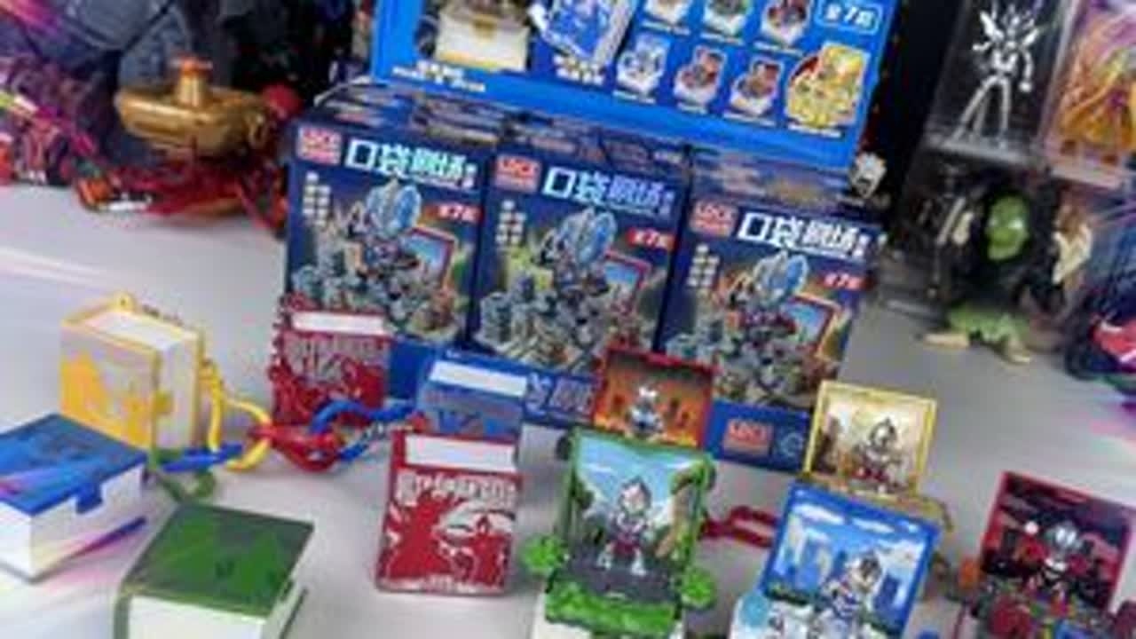 奥特曼口袋剧场玩具，迪迦变成书本挂件，一键展开竟是经典名场面 奥特曼口袋剧场玩具，迪迦变成书本挂件，一键展开竟是经典名场面#奥特曼玩具 #奥特曼人偶 #迪迦奥特曼 #奥特曼盲盒