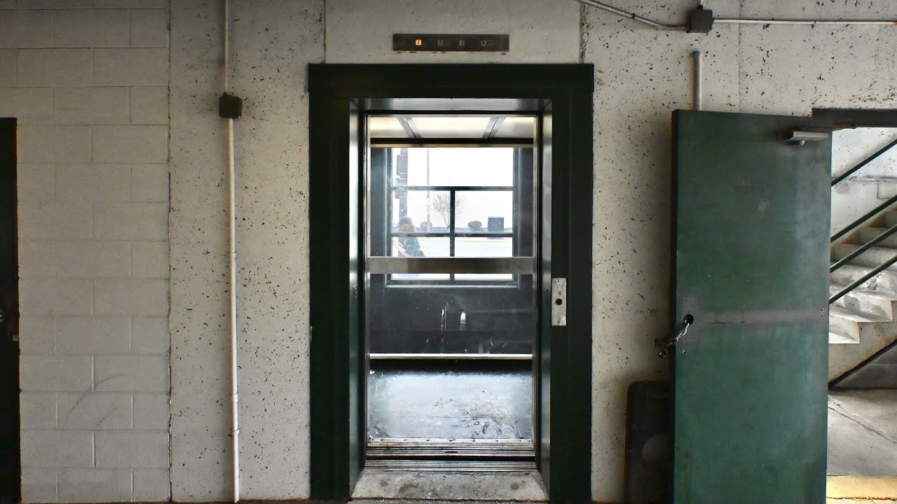 Хантингтон, Западная Вирджиния: гидравлический подъёмник Otis Glass 1977 года в муниципальном гараже