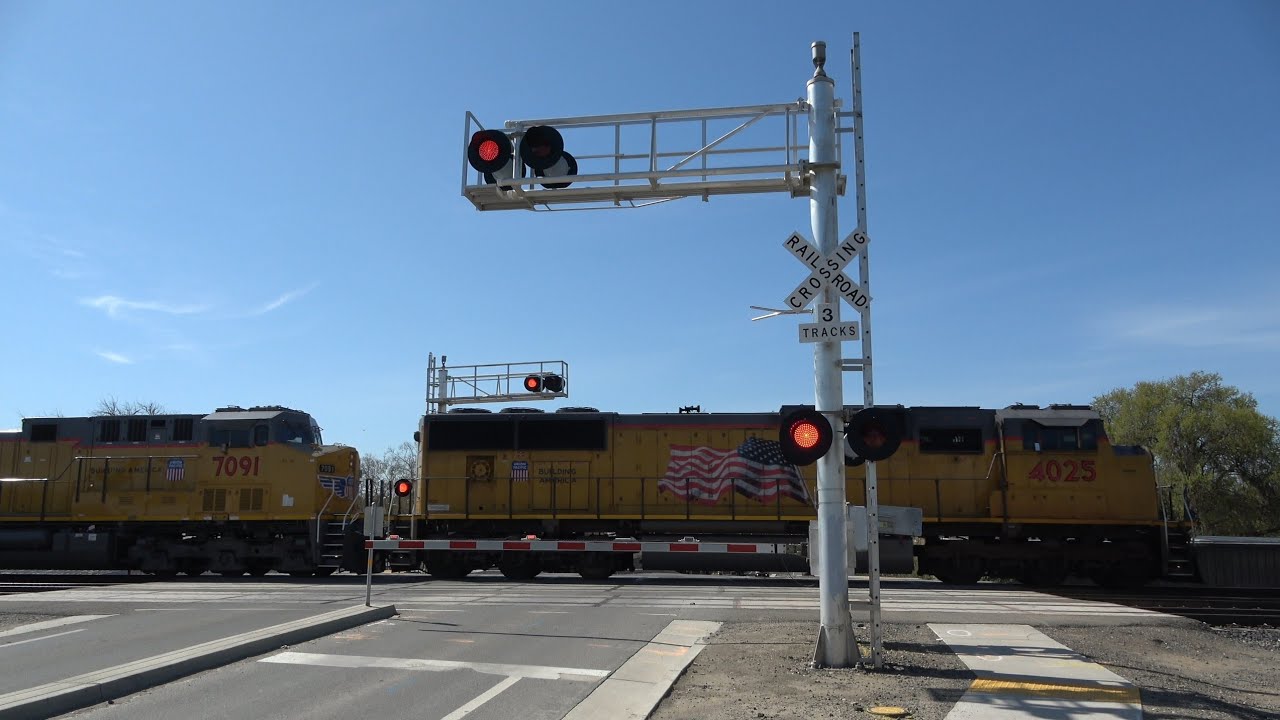 UP 4024 SD70M Lead Manifest Train West/North - 28th St. Railroad Crossing Sacramento, CA
