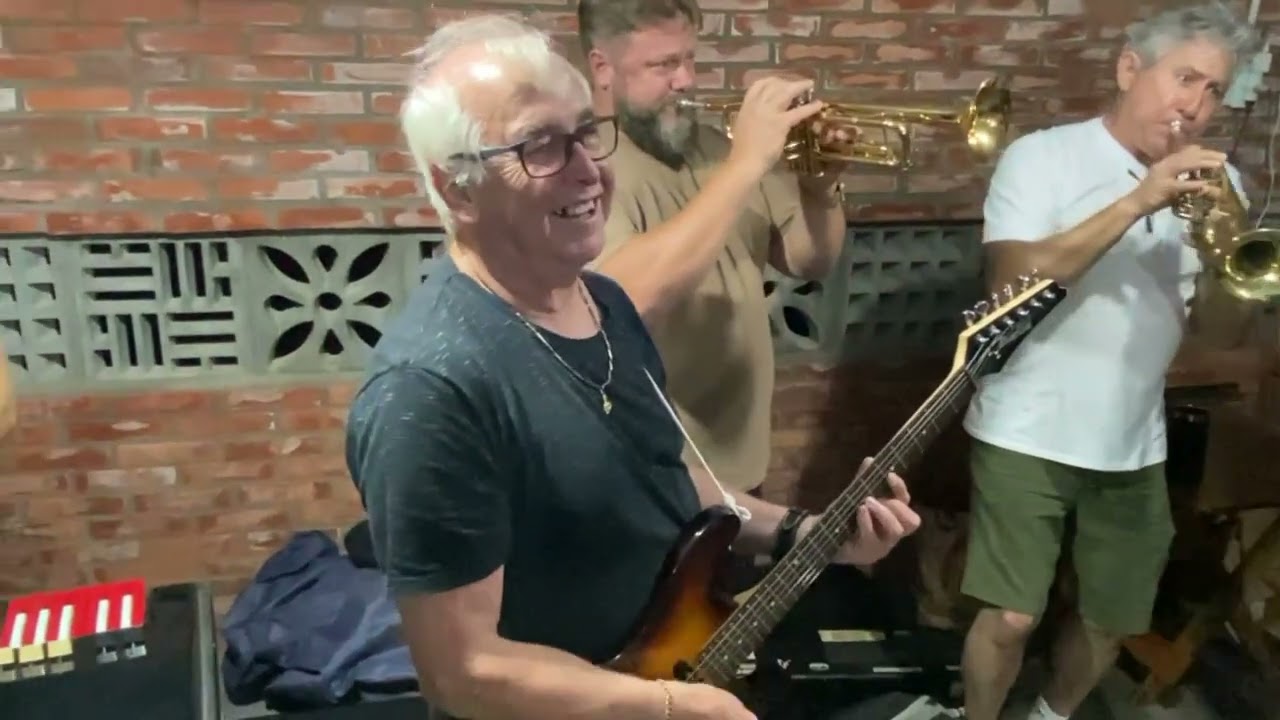 SALADA DE FRUTA --50 % Antigos musicos do MONTE CARLO