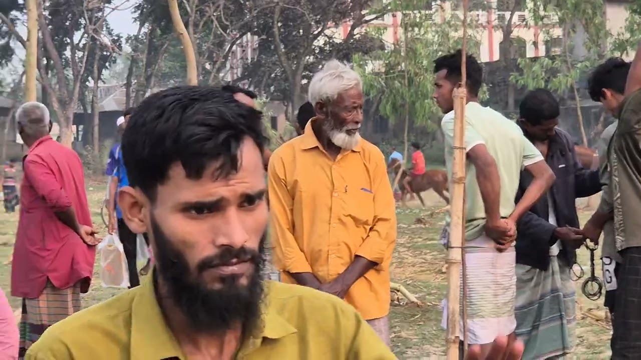 ঐতিহ্যবাহী গোপীনাথপুর মেলায় জমে উঠেছে ঘোড়া দৌড়।