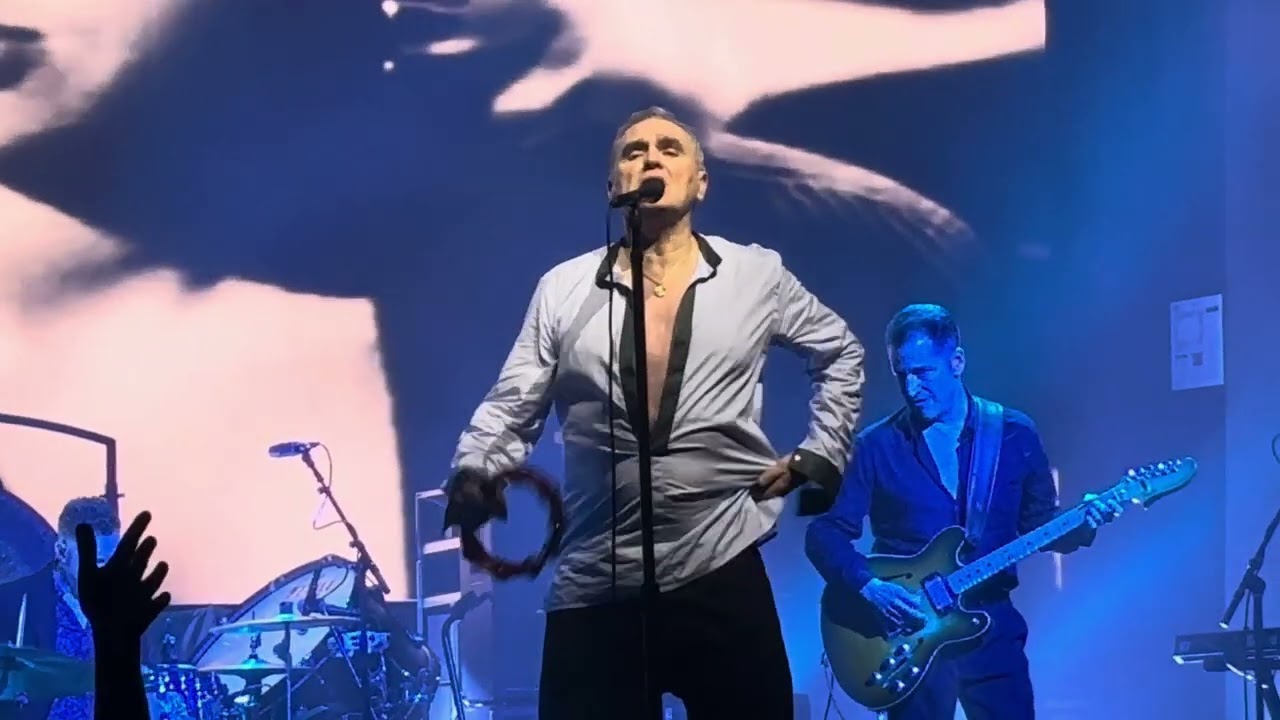 Morrissey - Everyday is like Sunday . Live in Fabrique , Milano. 9/3/26