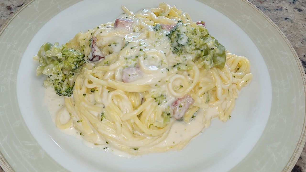 RECEITA IRRESISTÍVEL DE MACARRÃO AO MOLHO BRANCO COM BACON E BRÓCOLIS.