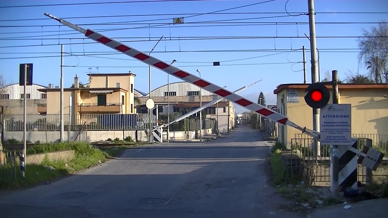 Spoorwegovergang Angri (I) // Railroad crossing // Passaggio a livello