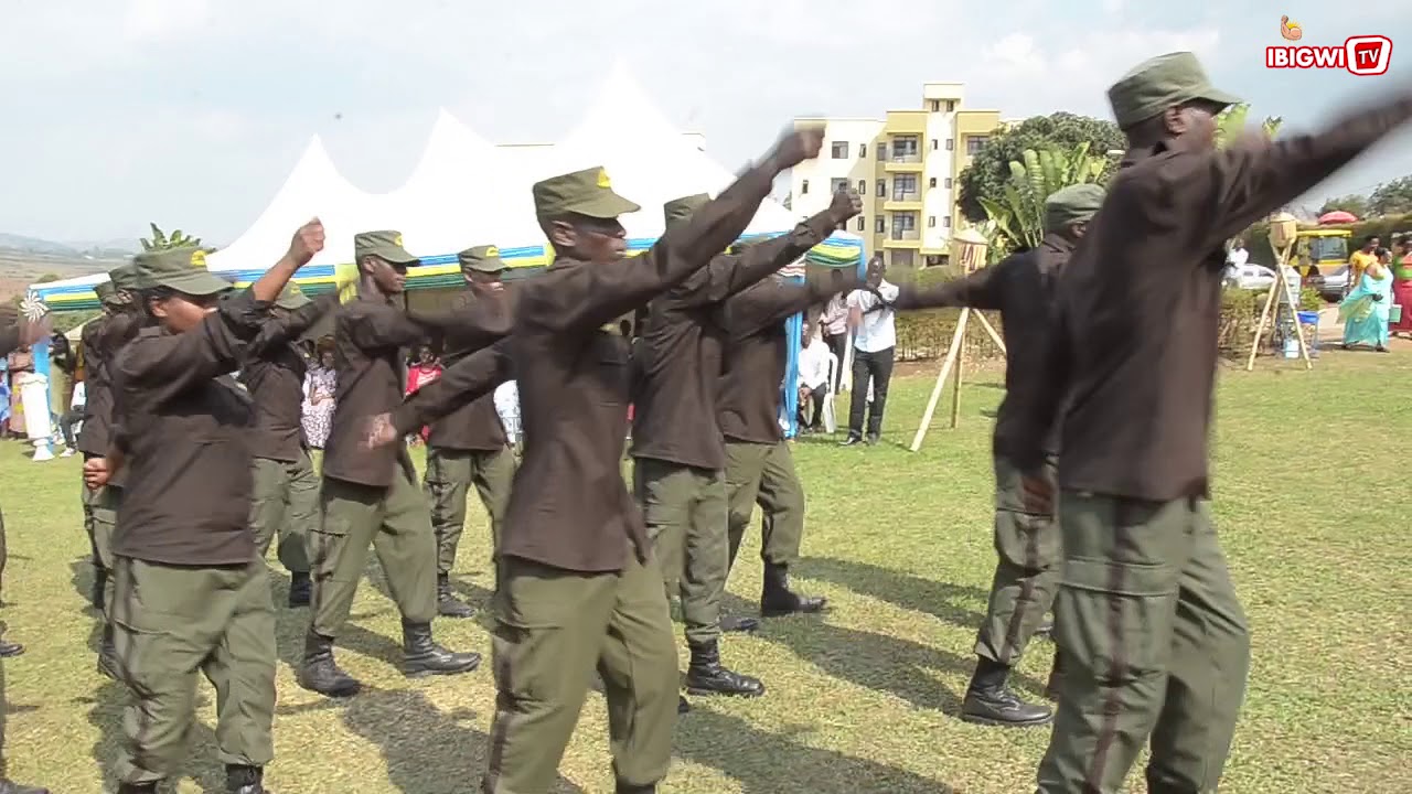 Abantu basetse batembagaye | Amaboko  ntagendera rimwe | Ni ubwa mbere mbonye akarasisi k'irondo