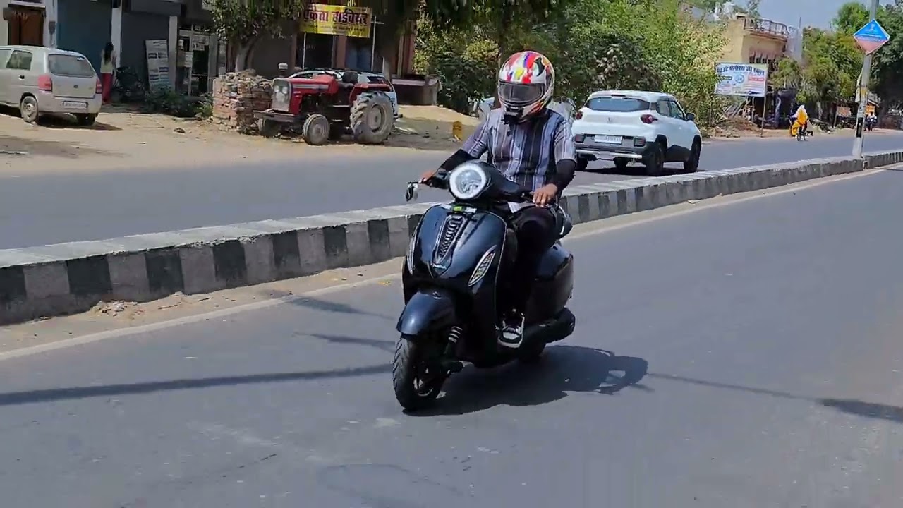 All New Bajaj Chetak Premium Looks On road 👌#up84vlogs #bajaj #bajajchetak
