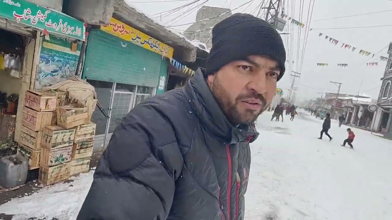 سکردو بازار کلفٹن پل ایریا میں برف باری  کے بعد خوشگوار موسم برف باری میں کیا کیا مشکلات ہوتے ہیں 