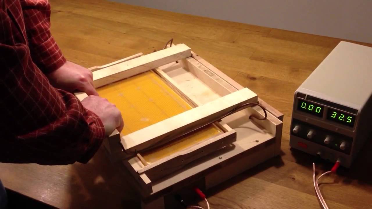 Einl&ouml;thilfe f&uuml;r Mittelw&auml;nde in der Imkerei - Installing wax foundation to the frame in Beekeeping