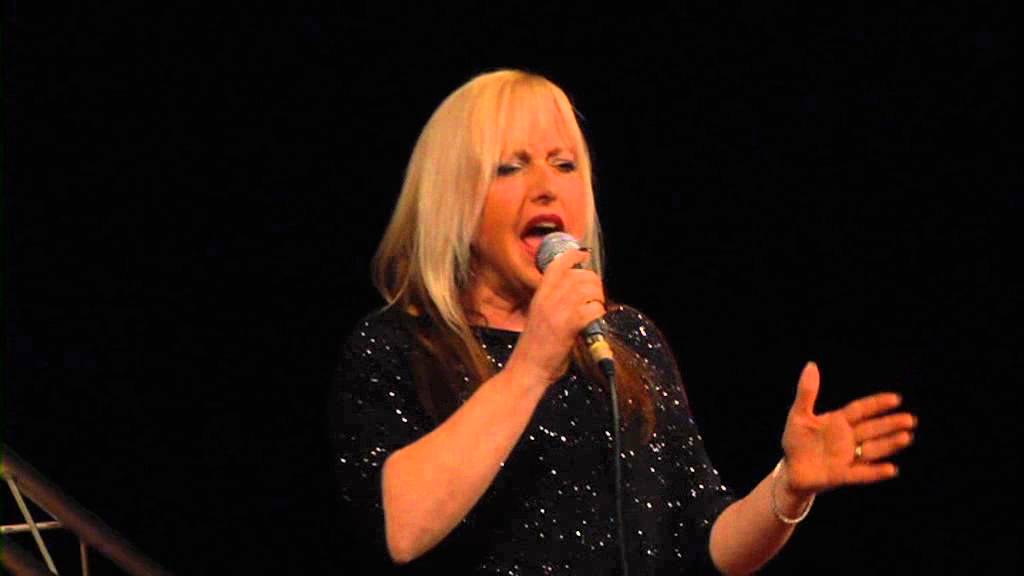 elda russo canta Meglio cos&igrave;