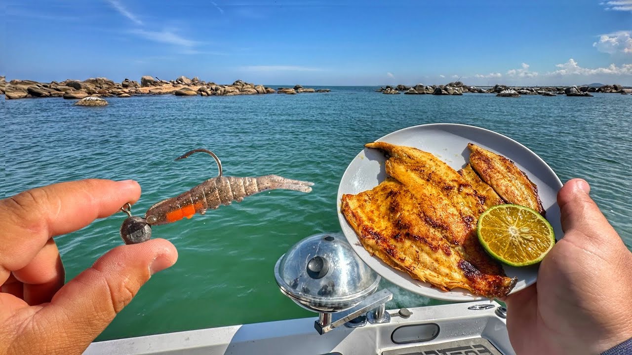 Pesca de robalos nas pedras! Fiz um peixe delicioso no barco! Catch clean cook