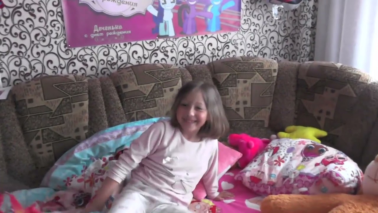 Папа 11 лет снимал на видео дочь.