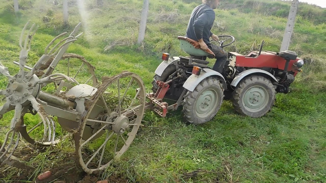 Malotraktor TZ-K 4 K 14 a vyorávač brambor čert