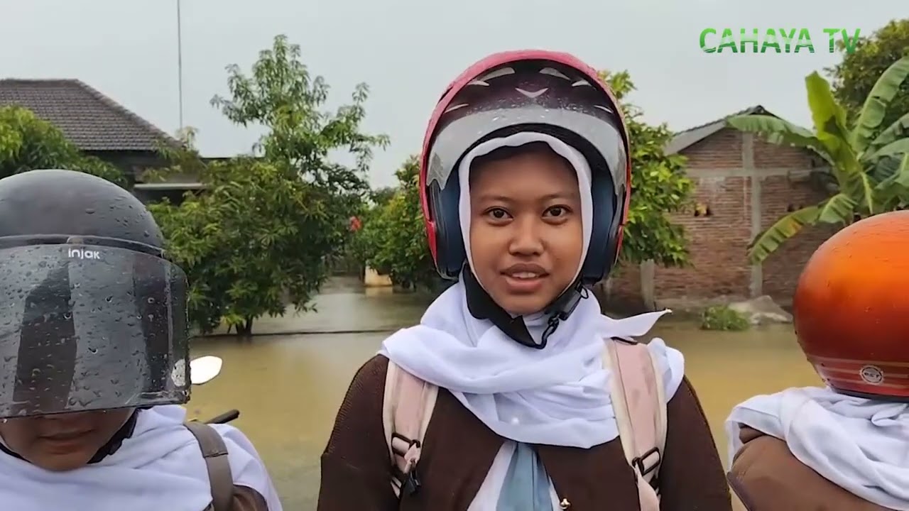Siswa Di Pati  Terobos Banjir Demi  Ke Sekolah
