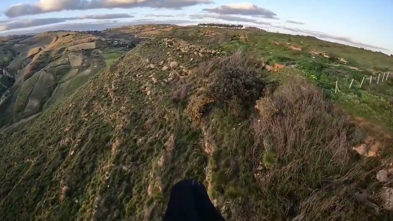 Quando il decollo e' pianeggiante, per portare la vela in portanza ,occorre correre !!!!