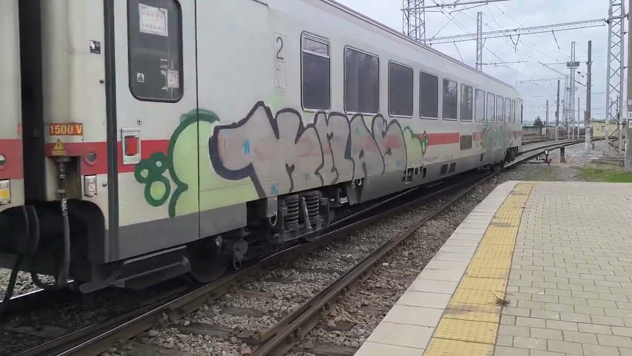 80 042 с БВ 8611 пристига в гара Бургас 