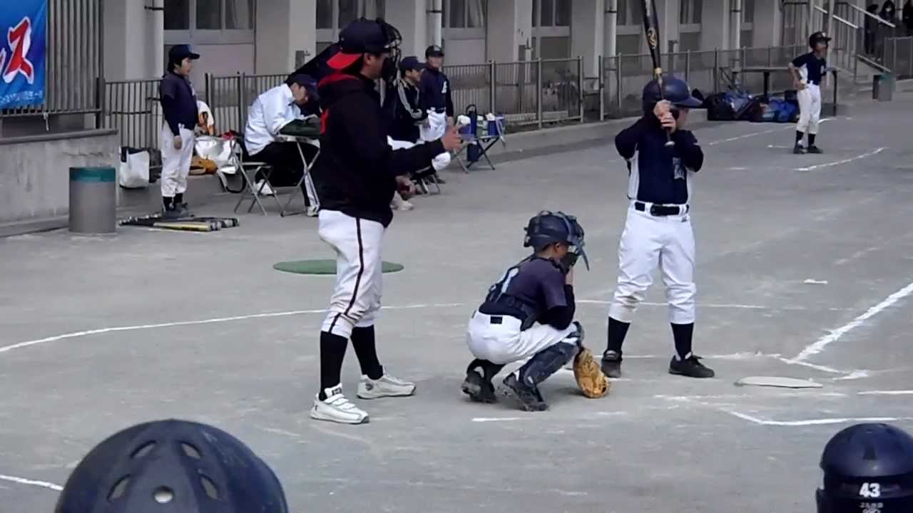 主審マサ平本たっぷり見せます１回表裏まで