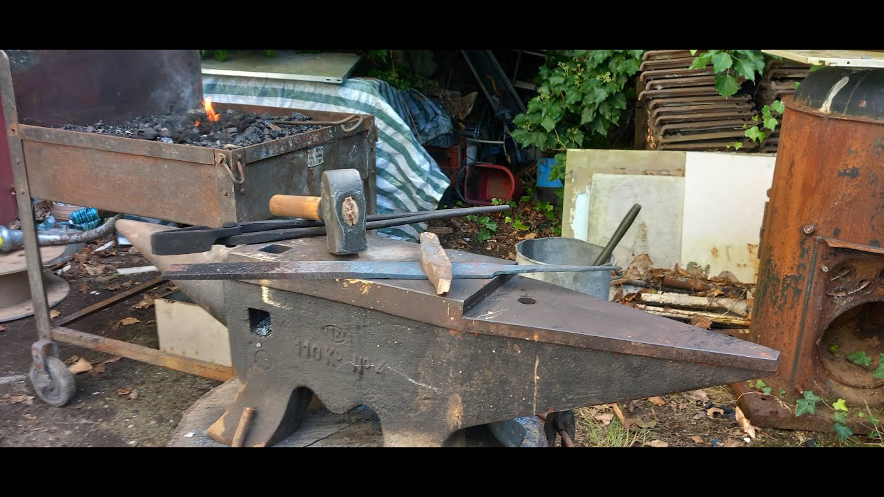 Processus de forge au charbon, marteau & enclume.