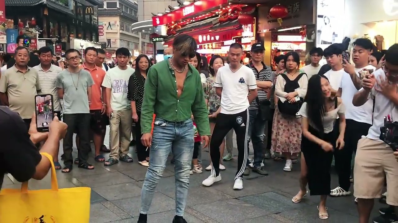 实拍深圳东门，乌鸦哥果然是东门一哥，太受欢迎了