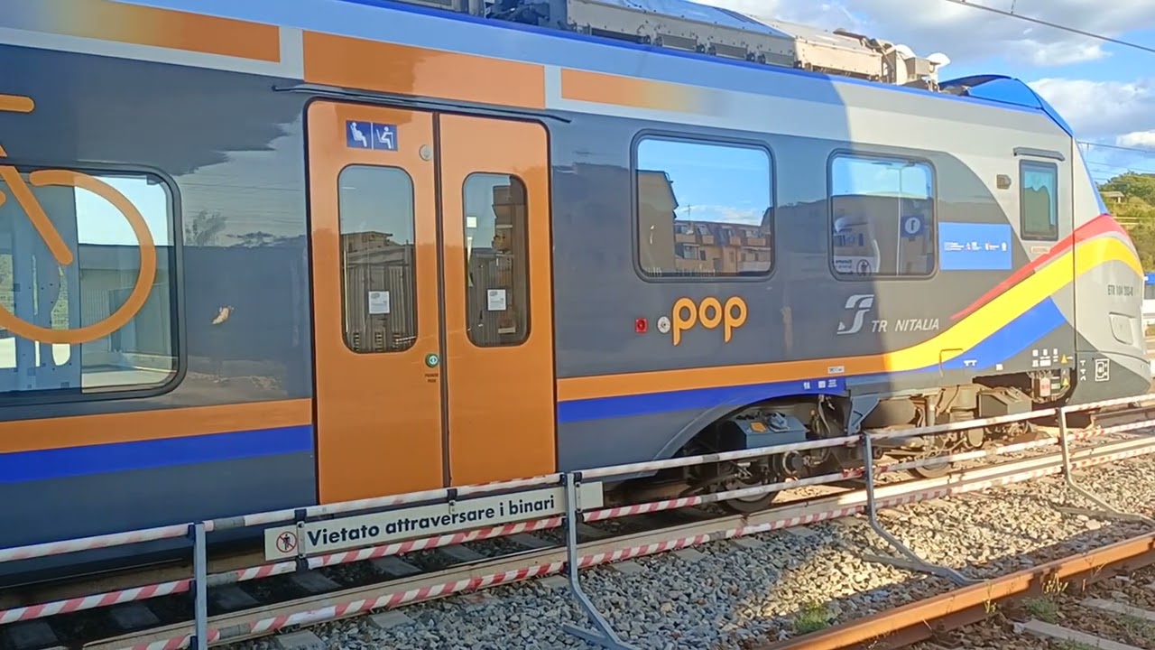 Treno pop alla stazione di Scalea S. Domenica Talao 