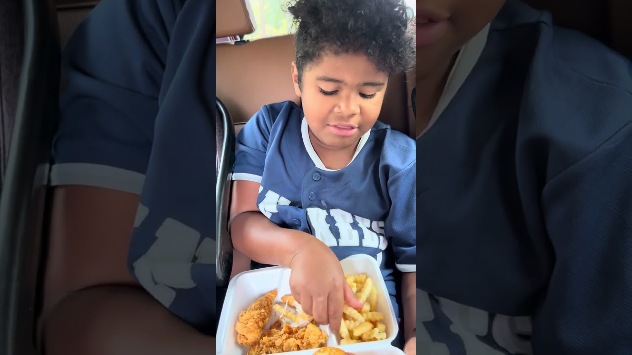 Trying Raising Canes Three Finger Combo