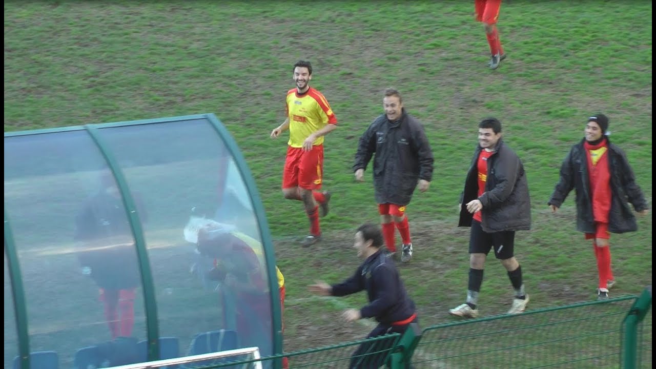 Dopo il Goal SFONDA la PANCHINA con la TESTA