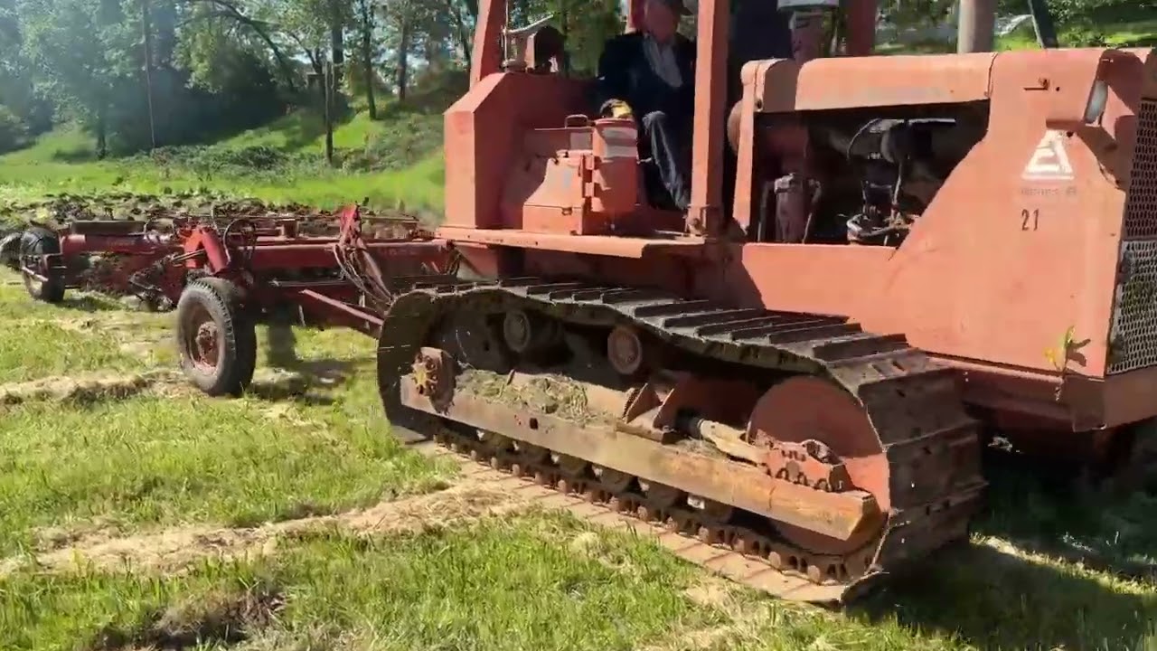 Allis Chalmers HD11B pulling a J.I.CASE plow
