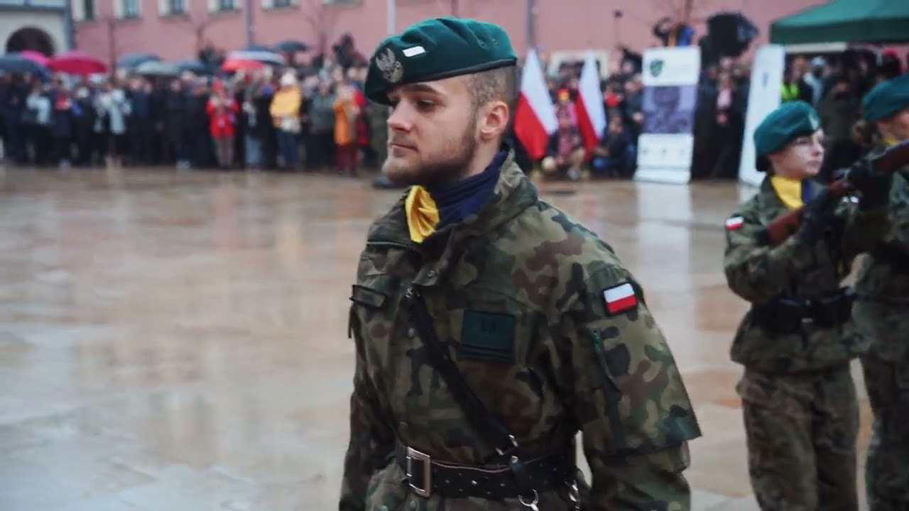 Musztra paradna w wykonaniu uczniów XIV LO w Lublinie