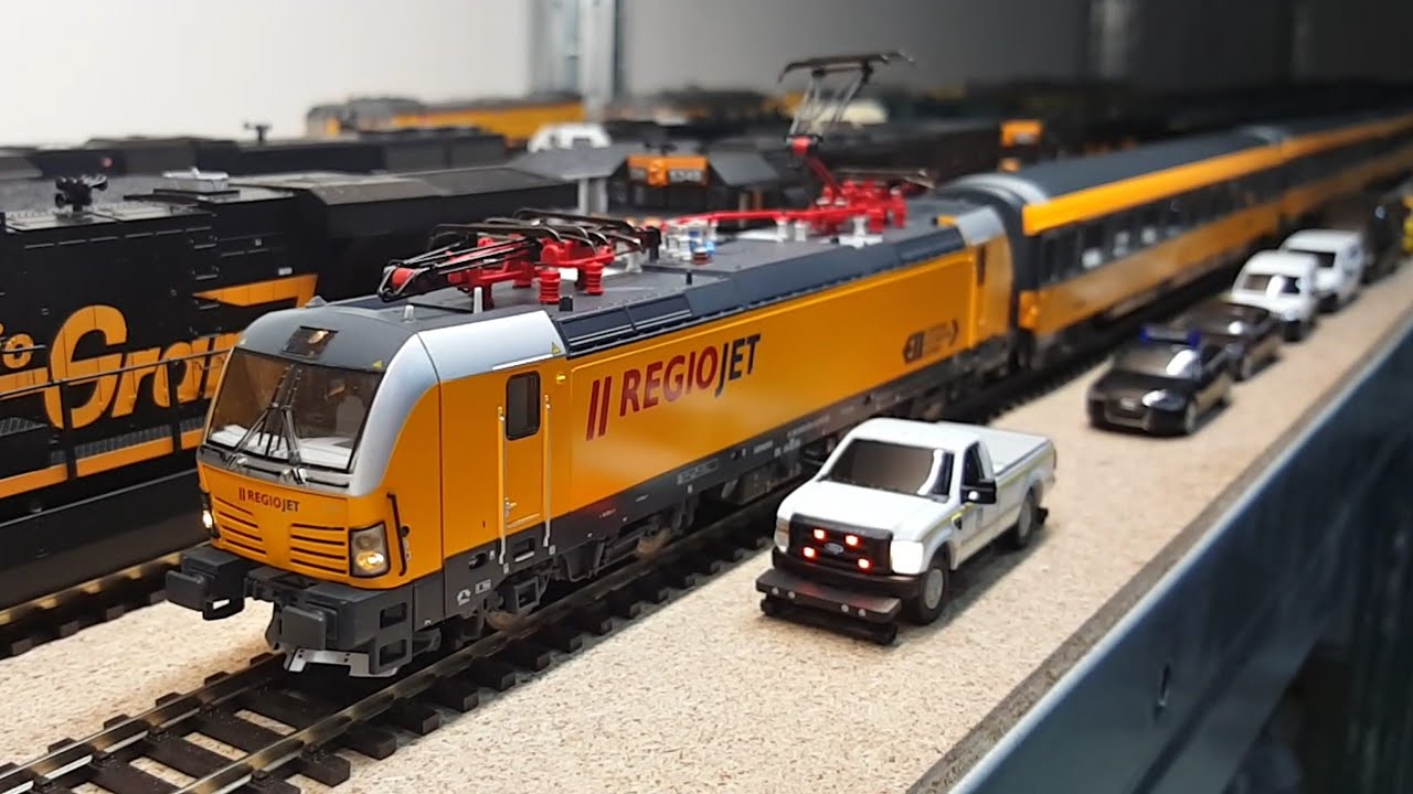 Beautiful RegioJet HO Scale - Roco RegioJet passenger cars + Piko Vectron RegioJet