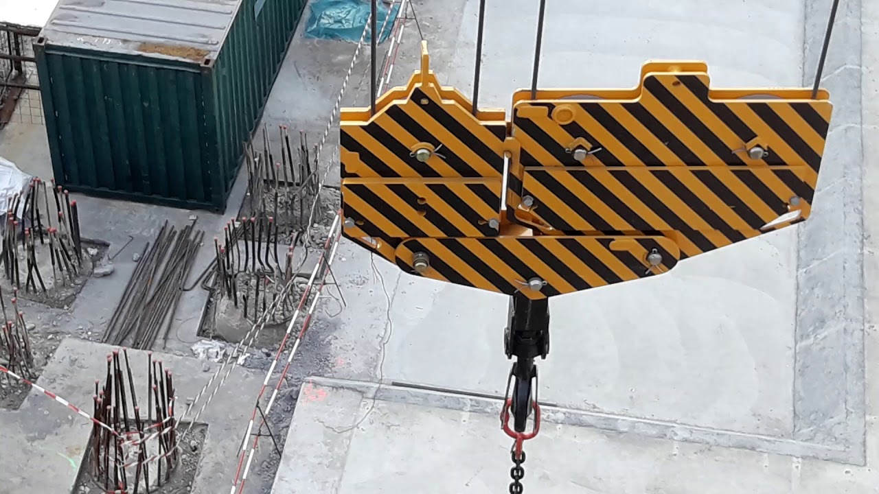 MILANO cantiere UNIPOL tower) montaggio trave di acciaio con CALABRESE AUTOGRU 800 T