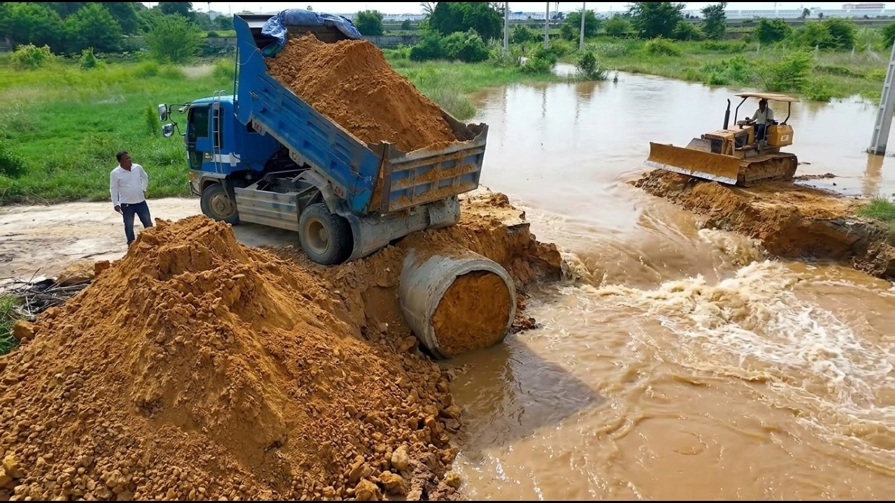 Bulldozer R3 Start Landfall remove Project Flooded by Truck 5T and KUMATSU