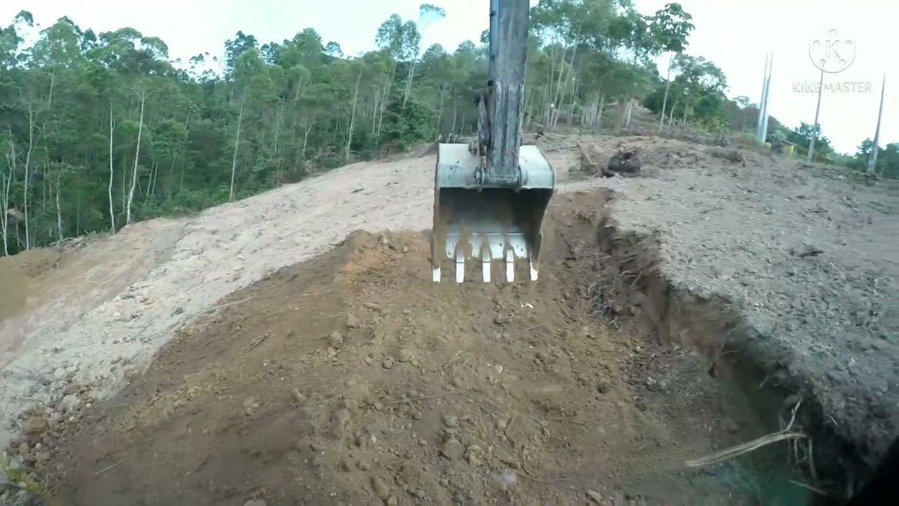Escavadeira hidráulica fazendo corte pra dar início a plator em morro Op Eduardo Loretti