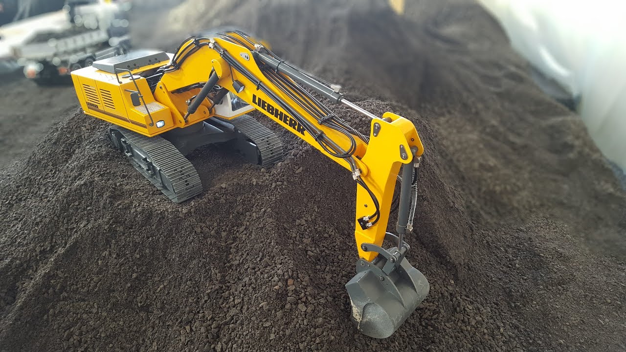 Rc excavator and trucks in action. (Vestfold rc truckers)2018