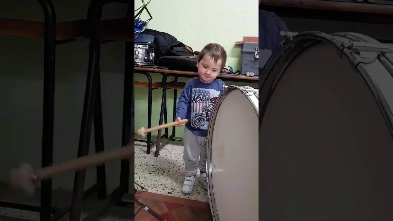 Bambino di 3 anni suona in modo esemplare la Grancassa
