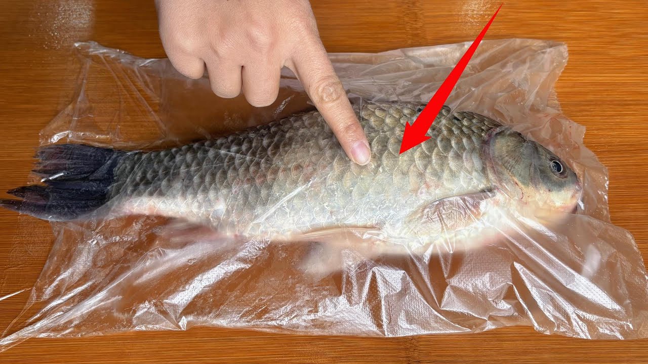 Снимите чешую с рыбы с помощью пластикового пакета – быстро и чисто!