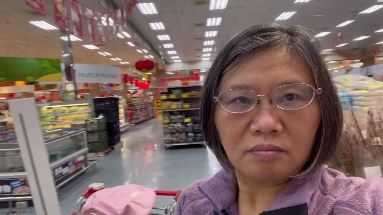 今天是2月7日，禮拜六。我跟小孩一起來大全聯買東西，今天大全聯裡面敲鑼打鼓，快過年了，越來越熱鬧了。我們今天買了肉、蛋、青菜、面包……今天買了2400多台幣，是小孩付的錢，感恩小孩。