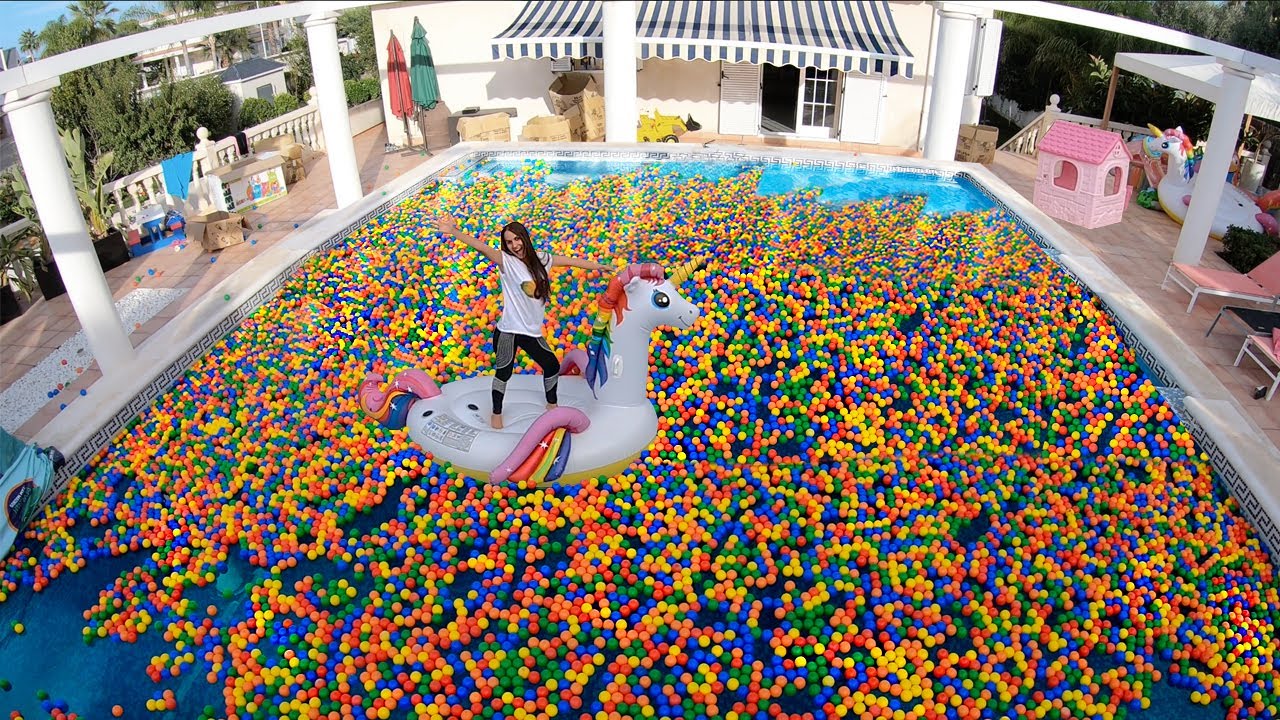 Remplir la piscine de 10 000 balles