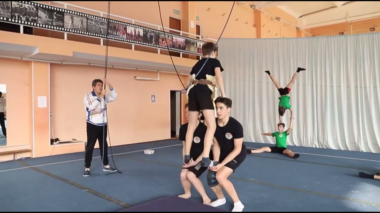 Тренировка с микрофоном в школе акробатики