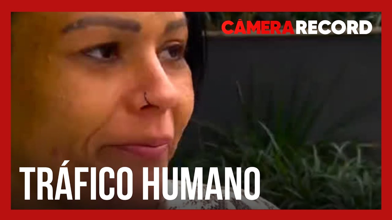 Roberto Cabrini conversa com vítima de tráfico humano