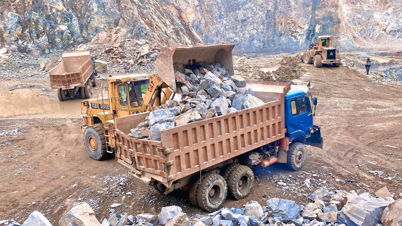 The Powerful Caterpillar 966E vs 966E Tumptruck Overloaded. Heavy machinery Loader 