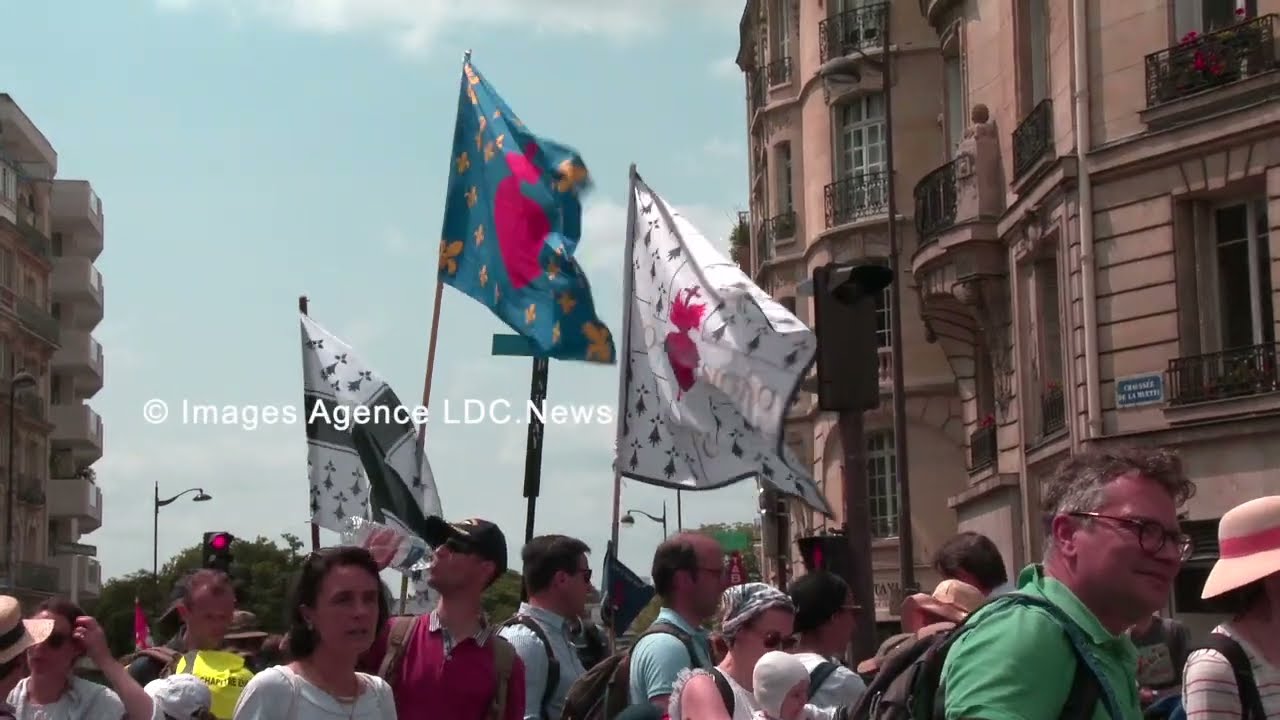 L'arrivée du Pèlerinage de Pentecôte de Tradition dans Paris/France - 09 Juin 2025