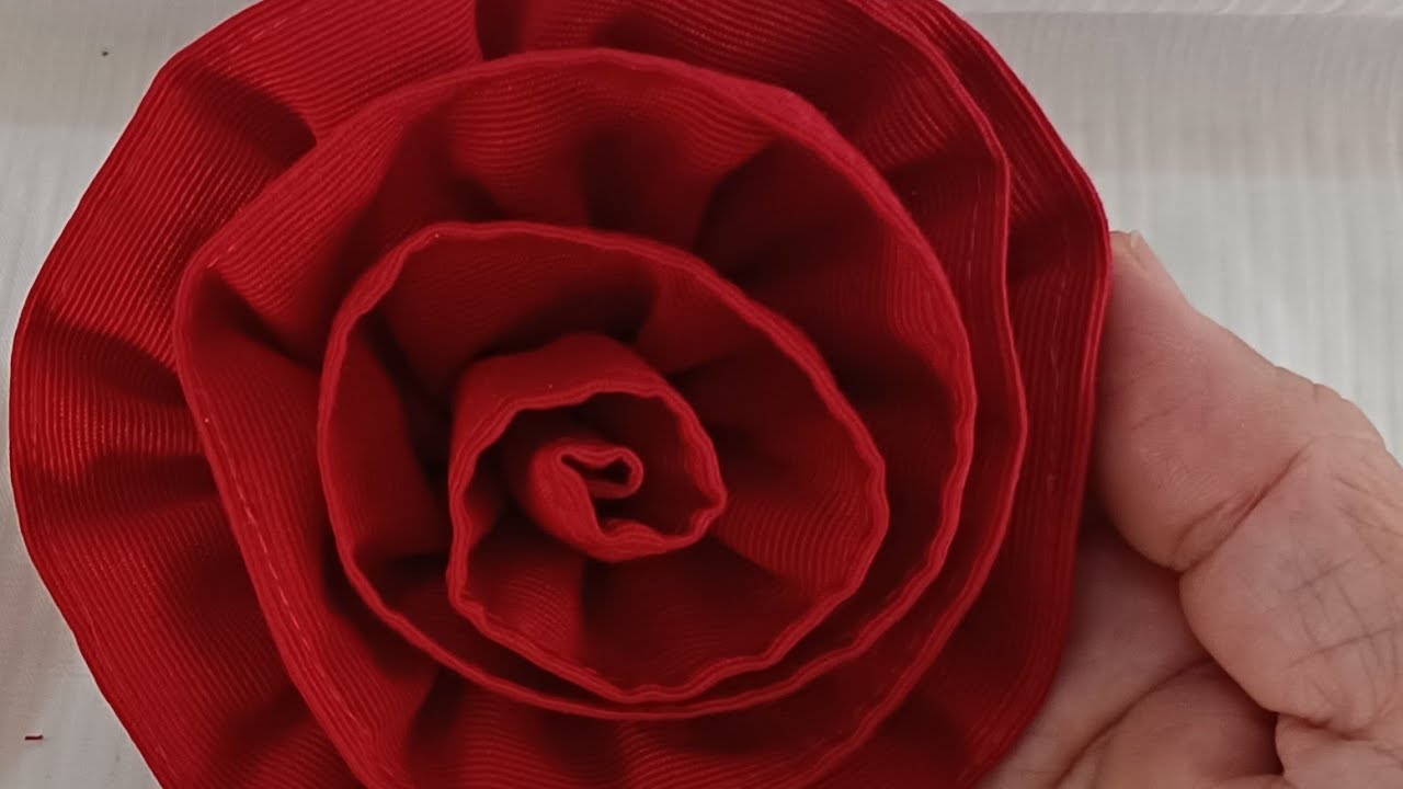 Com apenas uma tira de tecido flores de tecido fácil de fazer #artesanato #tutorial #floresdetecido 