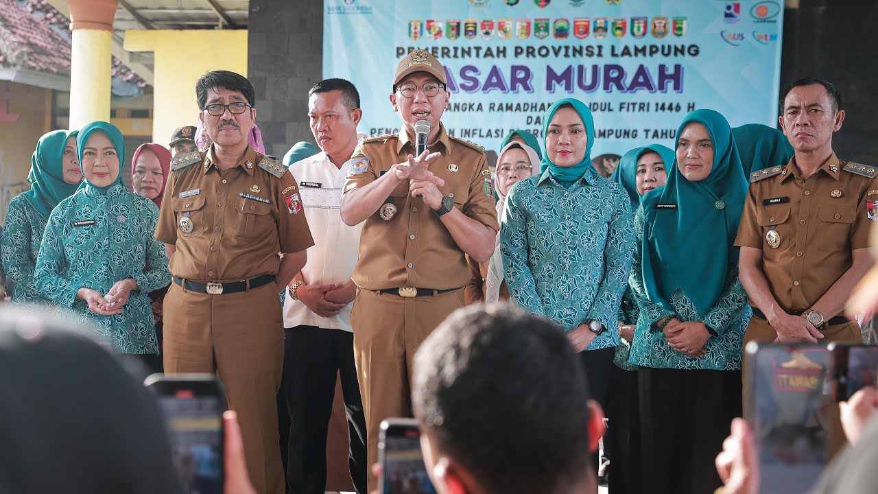 Gubernur Lampung Rahmat Mirzani Djausal meninjau Pasar Murah