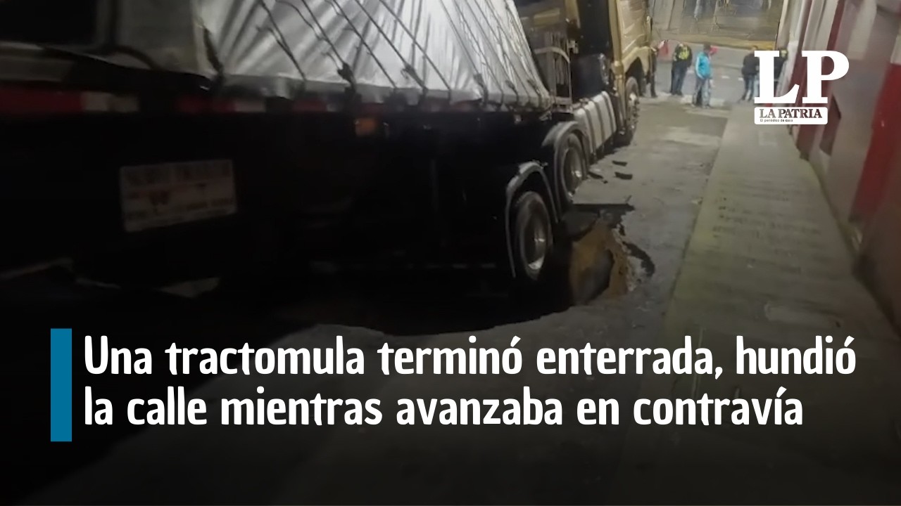 Una tractomula terminó enterrada en Manizales, hundió la calle mientras avanzaba en contravía